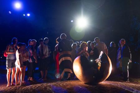 Krogla z jedrom na sotočju